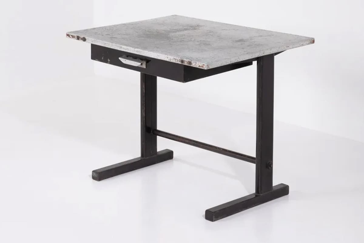 Bureau Tropique n°501 – Jean Prouvé – design industriel – estimation et prix Bureau Tropique n°501 en tôle pliée et plateau bois, design Jean Prouvé pour l’Afrique, années 1950