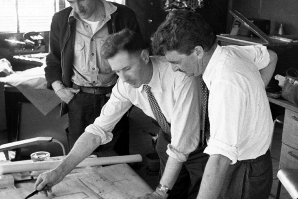 Bureau Tropique n°501 – Jean Prouvé – design industriel – estimation et prix Bureau Tropique n°501 en tôle pliée et plateau bois, design Jean Prouvé pour l’Afrique, années 1950