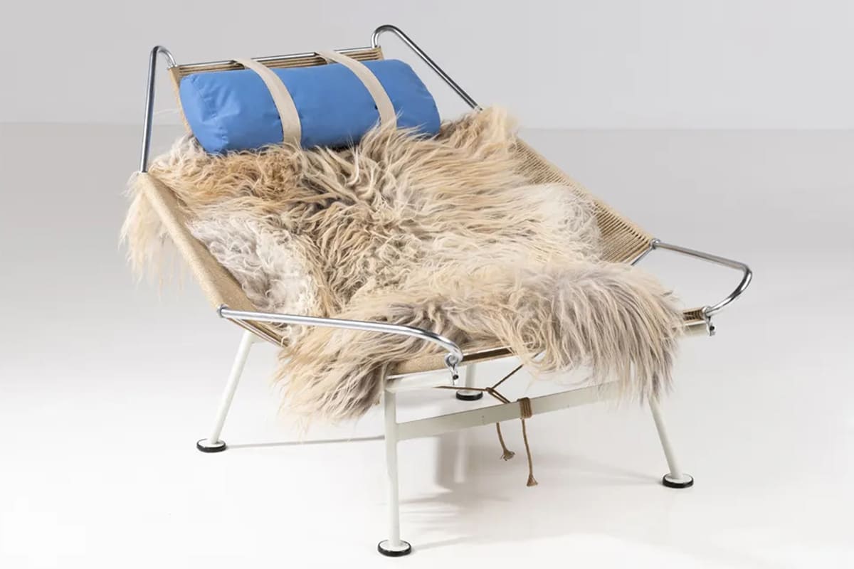 Fauteuil Flag – Hans Wegner – design danois – estimation et prix Fauteuil Flag Halyard Chair en corde et acier inoxydable, design Hans Wegner, chef-d’œuvre du design danois moderne
