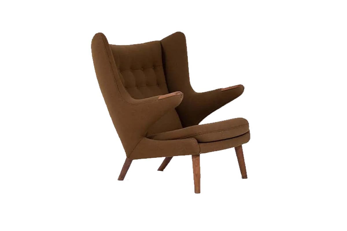 Fauteuil Papa Bear – Hans Wegner – design scandinave – estimation et prix Fauteuil Papa Bear, design Hans Wegner, structure en bois massif et assise tapissée, chef-d’œuvre du design danois des années 1950