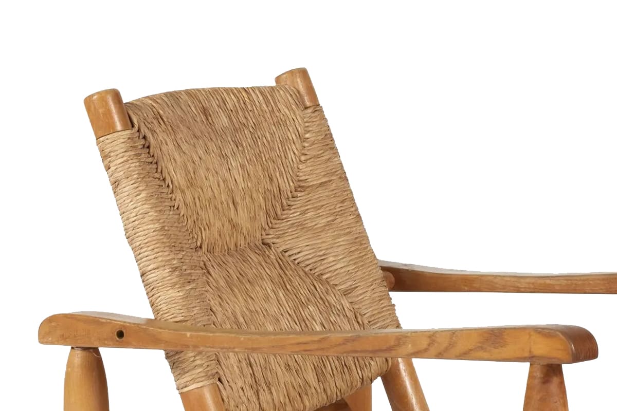 Fauteuil n°21 dit « Chamrousse », design Charlotte Perriand, structure en pin massif et assise basse inclinée, mobilier de montagne, années 1960