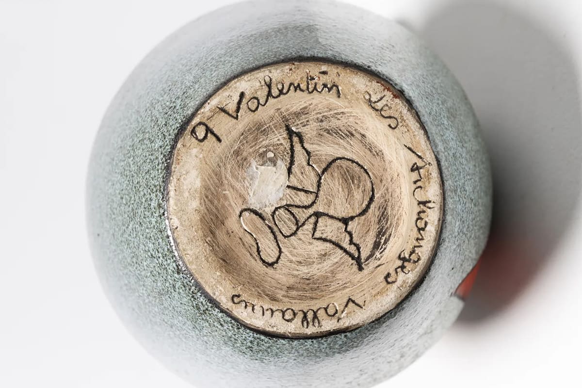 Pichet en céramique émaillée, signé Gilbert Valentin, pièce réalisée à l’Atelier Les Archanges, Vallauris, années 1950-60