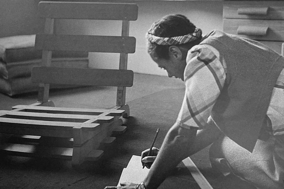 Chaises Méribel en pin massif, design Charlotte Perriand, mobilier alpin fonctionnel conçu pour les stations de ski dans les années 1950