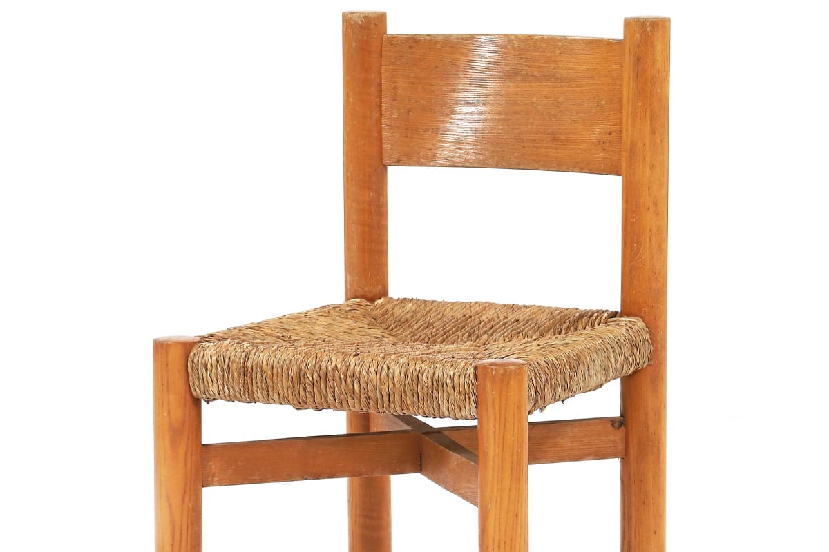 Chaises Méribel en pin massif, design Charlotte Perriand, mobilier alpin fonctionnel conçu pour les stations de ski dans les années 1950