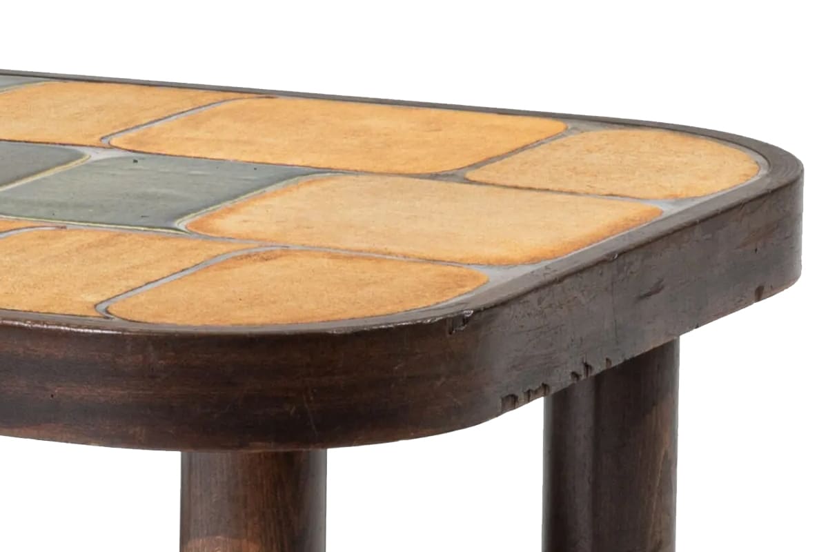 Table Shogun de Roger Capron, plateau en carreaux de céramique émaillée à décor géométrique, base en bois massif, années 1970
