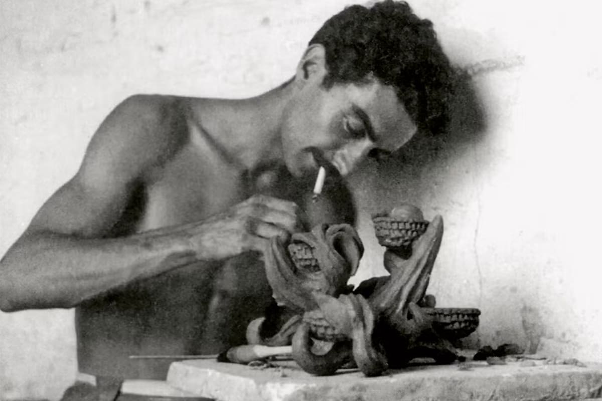Table Shogun de Roger Capron, plateau en carreaux de céramique émaillée à décor géométrique, base en bois massif, années 1970