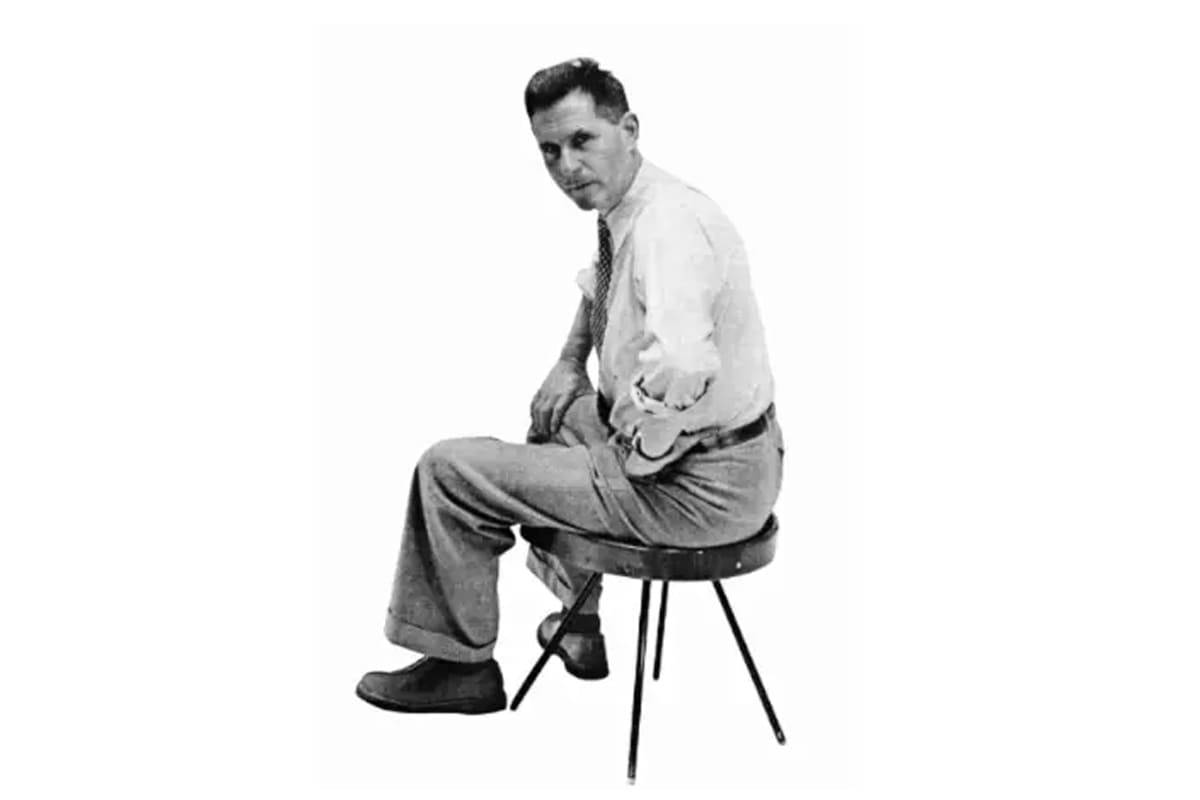 Guéridon Cafétéria démontable, design Jean Prouvé, piétement en tôle pliée et plateau circulaire en bois, mobilier utilitaire des années 1950