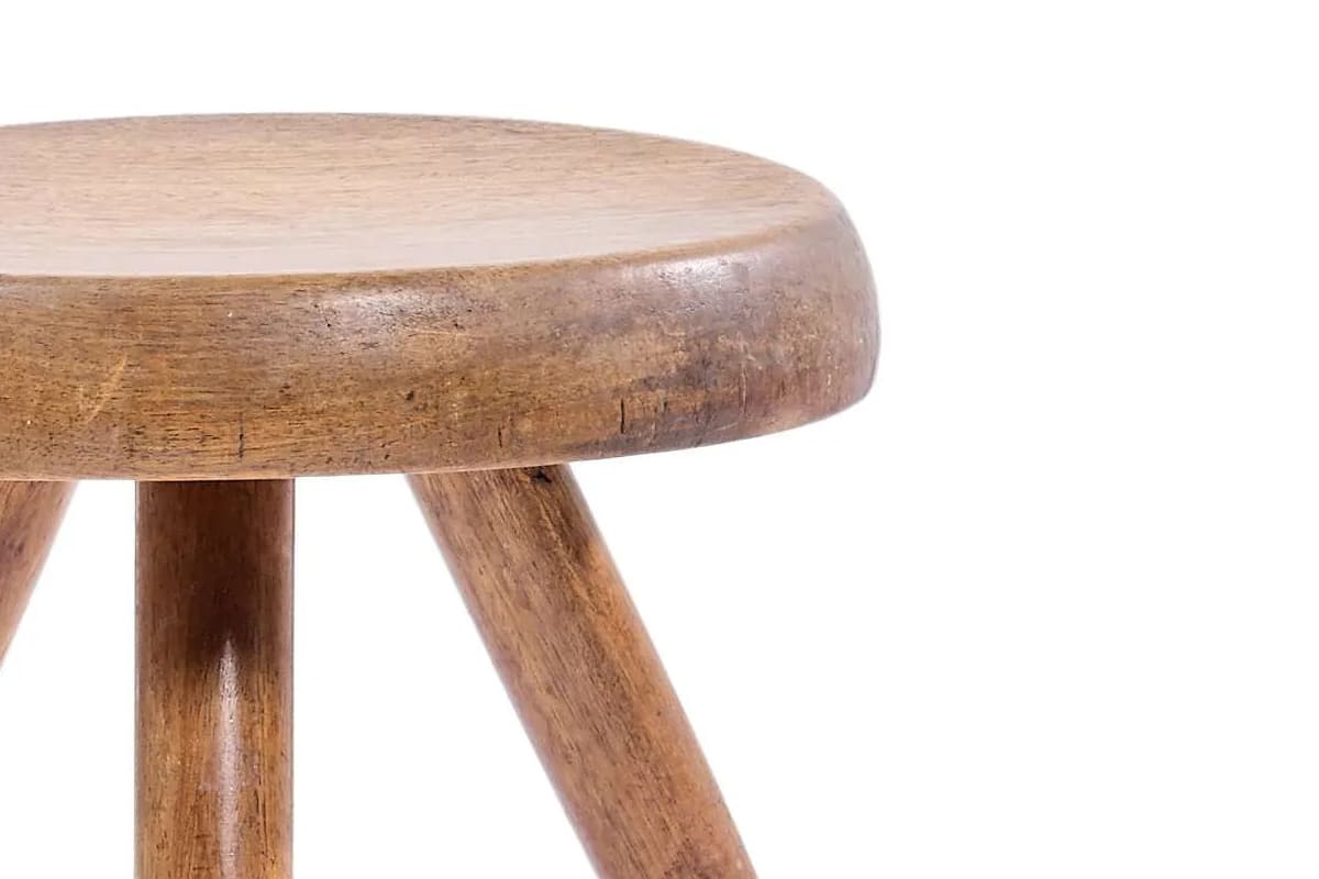 Tabouret Berger en pin massif, design Charlotte Perriand, mobilier alpin rustique et fonctionnel, années 1950-60