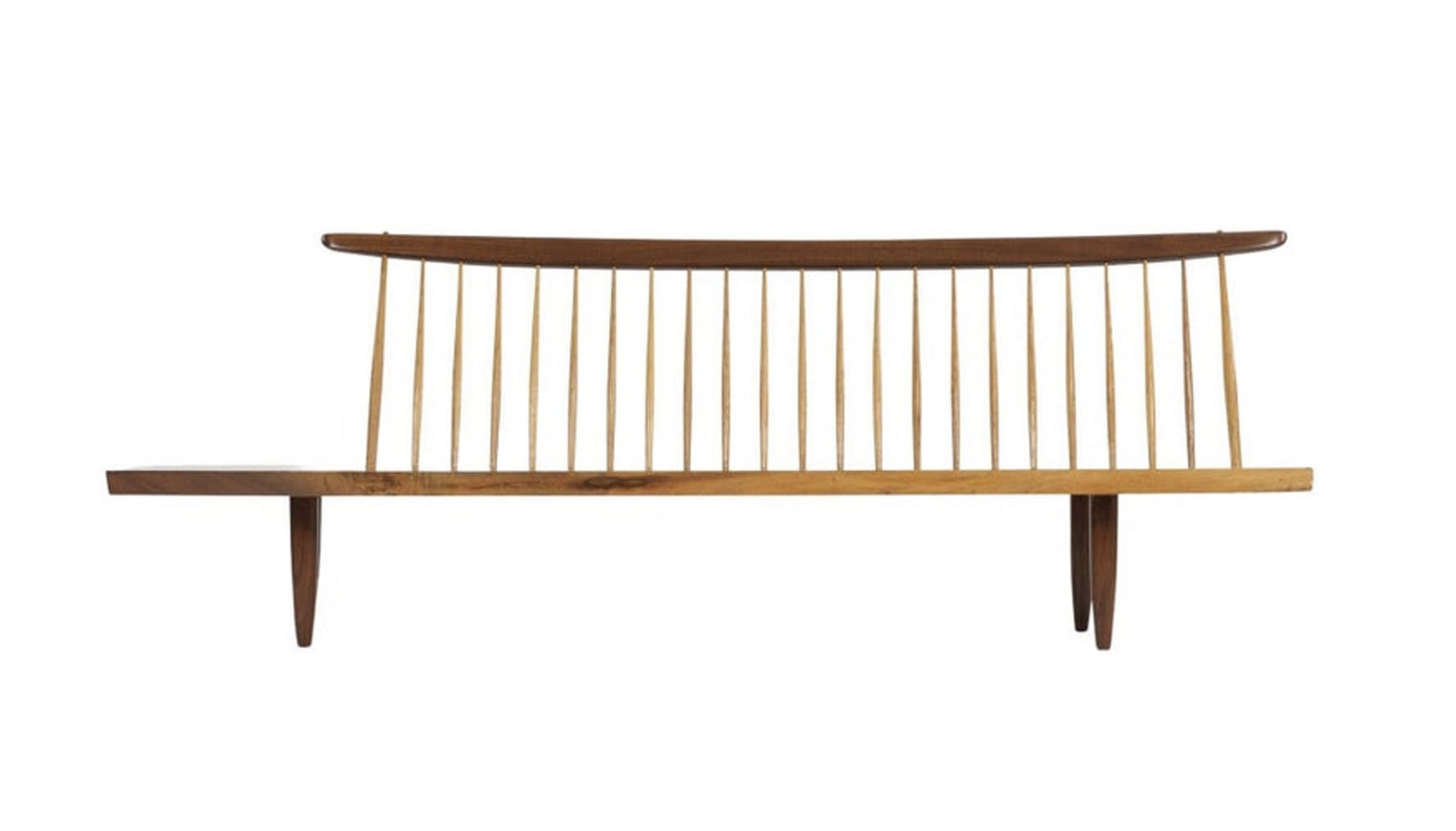 Banc Conoid design par George Nakashima en bois massif, mobilier artisanal américain.