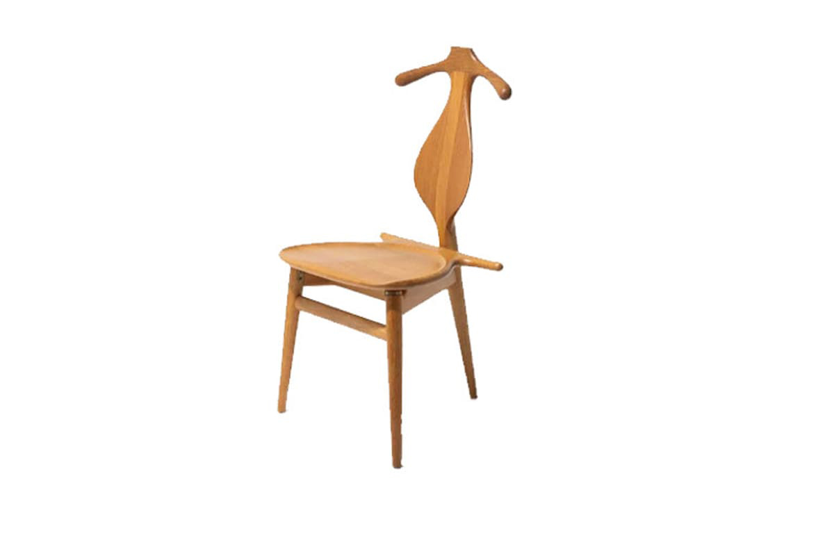 Chaise Valet en bois massif, design Hans Wegner, fonctionnalité scandinave et esthétique minimaliste, années 1950