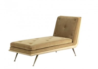 Chaise longue en bois sculpté et coussins crème, design T.H. Robsjohn-Gibbings, années 1950, influence néoclassique