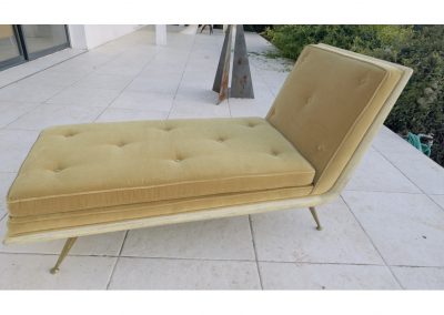 Chaise longue en bois sculpté et coussins crème, design T.H. Robsjohn-Gibbings, années 1950, influence néoclassique