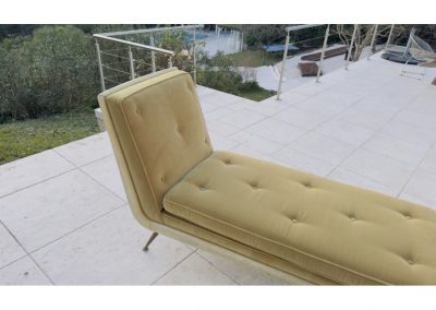 Chaise longue en bois sculpté et coussins crème, design T.H. Robsjohn-Gibbings, années 1950, influence néoclassique