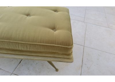Chaise longue en bois sculpté et coussins crème, design T.H. Robsjohn-Gibbings, années 1950, influence néoclassique