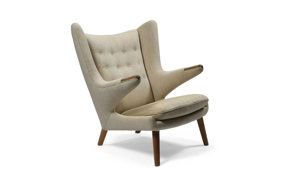 Fauteuil Papa Bear, design Hans Wegner, structure en bois massif et assise tapissée, chef-d’œuvre du design danois des années 1950