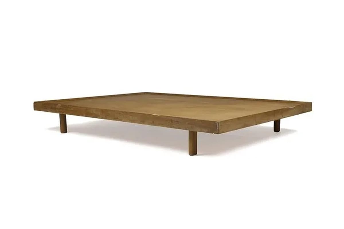 Lit Maison du Brésil en bois et structure tubulaire, design Charlotte Perriand pour la Cité Universitaire, années 1950