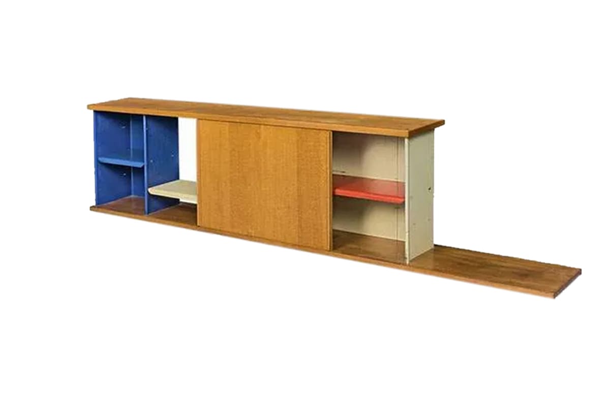 Bibliothèque suspendue Antony en tôle pliée et étagères bois, design Jean Prouvé, créée pour la Cité Universitaire d’Antony, années 1950