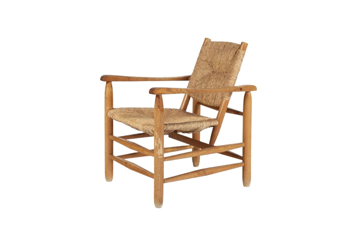 Fauteuil n°21 dit « Chamrousse », design Charlotte Perriand, structure en pin massif et assise basse inclinée, mobilier de montagne, années 1960