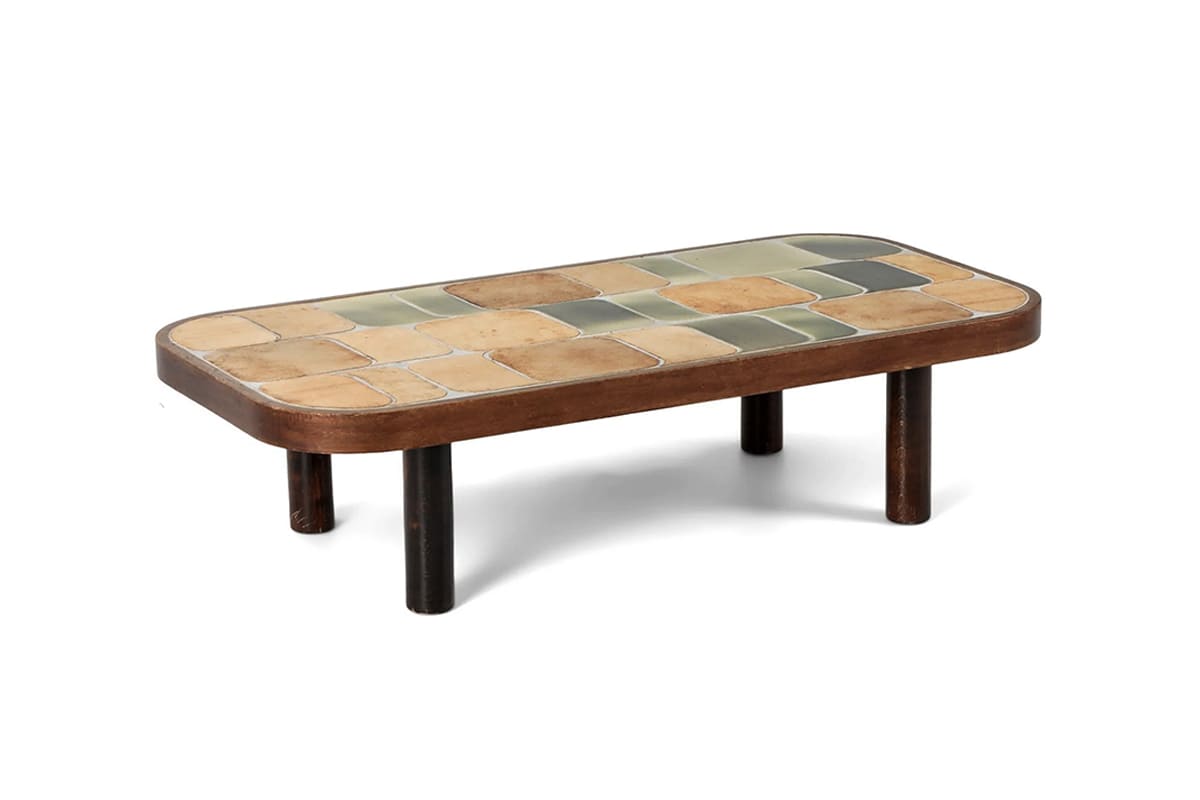 Table Shogun de Roger Capron, plateau en carreaux de céramique émaillée à décor géométrique, base en bois massif, années 1970