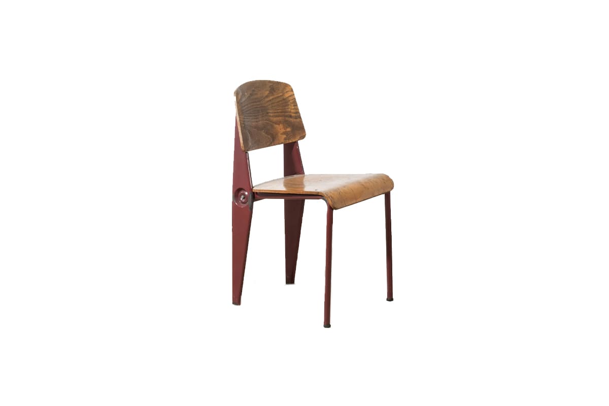 Chaise Cafétéria n°300 démontable de Jean Prouvé, structure en tôle pliée et assise en bois, design industriel français, années 1950