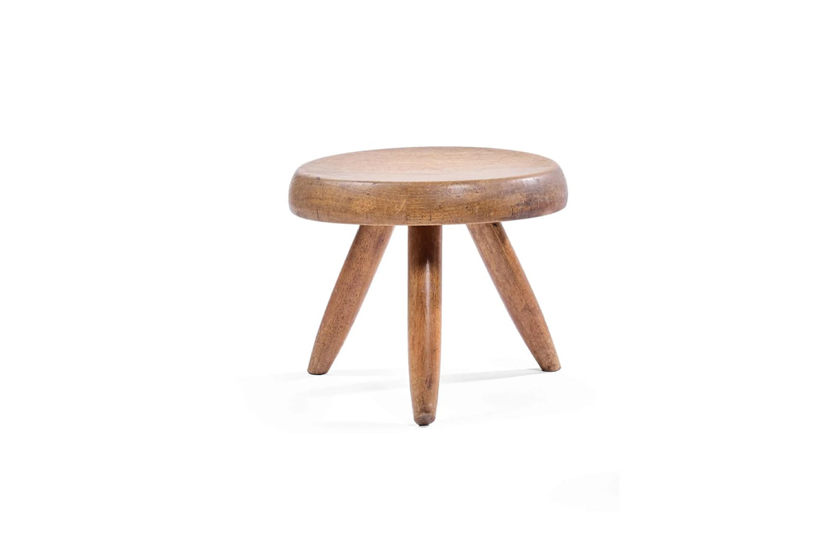 Tabouret Berger en pin massif, design Charlotte Perriand, mobilier alpin rustique et fonctionnel, années 1950-60